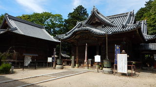 極彩の弁天堂内と細密な彫刻が特徴