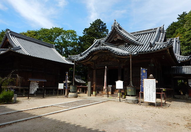 極彩の弁天堂内と細密な彫刻が特徴