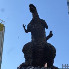 下の正面から見るゴジラ