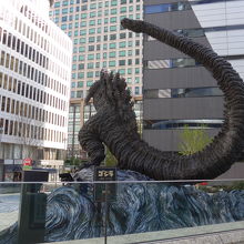 後方から見たゴジラ像