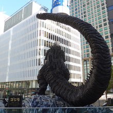 真後ろからのゴジラと尻尾