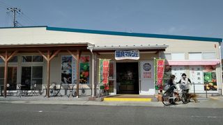 地元のスーパーみたいな造りだけど・・・。