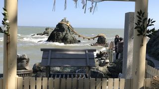 夫婦岩：しめ縄が結ばれただけで