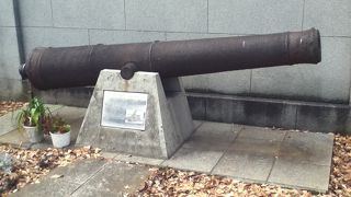 開港広場の奥にある