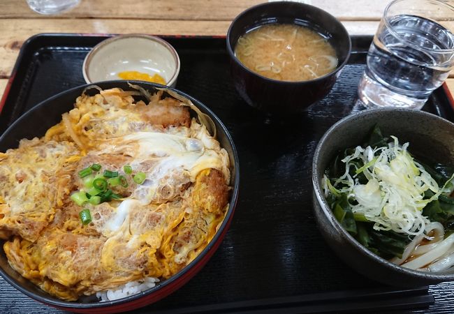 三芳パーキングエリアでがっつりカツ丼。