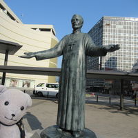 サビエル像後方にドーミーイン大分