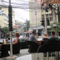 ホテルから見た１階のカフェと街の様子