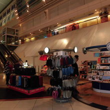 ターミナルＣ　工事中で暗い