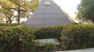 平和大橋を渡ってすぐの平和資料館の前の植え込みの中にあります