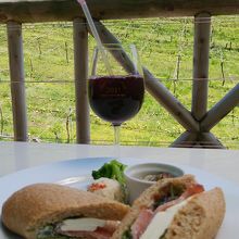 サンドイッチとブドウジュース