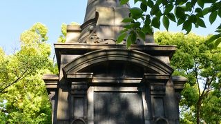 彫刻が施された大きな記念碑