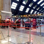 警備が強化されたミラノ中央駅スイス・バーゼルとチューリッヒへ、フランス・パリへの国際列車発着駅