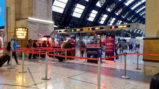 警備が強化されたミラノ中央駅スイス・バーゼルとチューリッヒへ、フランス・パリへの国際列車発着駅