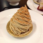 ショートケーキより茶色いケーキ。