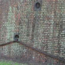 係留環。どんな高さの船にも対応できるよう高低２か所にある。