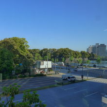 スロープを上がり２階テラスからの景色　右手に皇居外苑