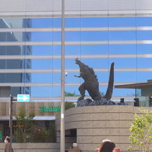 ゴジラスクｪアーが正面に見えます