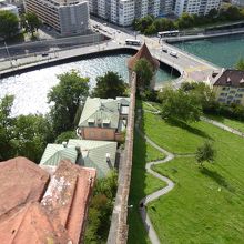 塔の下に城壁が伸びていました