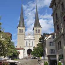 二つの高い尖塔が目立つ教会です