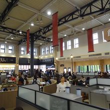 他の店との共有フードスペース　ほぼ満員