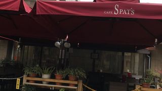 カフェ。夜はアルコールも