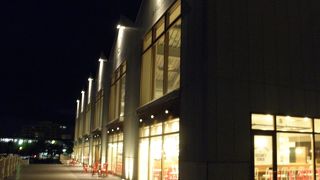 海の近くの綺麗なお店です！