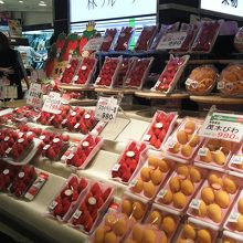 店内にはたくさんのフルーツがならびます