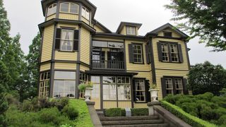 展望塔もあるかわいい建物です。庭にはバラが咲いています。