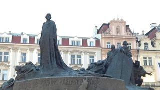 旧市街広場の中央で圧倒的な存在感を示す