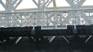 白い鉄骨が印象的な橋