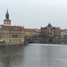 手前の赤屋根はスメタナ博物館