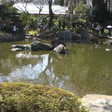 神池庭園の池の湖面と中の島、そして、奥に見える茶室の様子です