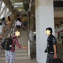 改札へ出るにはは階段を登ります