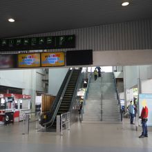 バスターミナルからコンコースへは階段を登ります