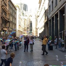 通りのストリートパフォーマンスショー