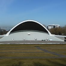   広場先端のステージ