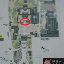 中門鳥居は、拝殿の前にあります。右側には、参集殿があります。