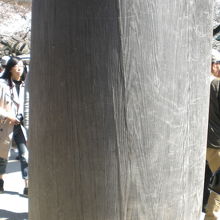 中門鳥居の柱です。他の神社からの奉納の檜で造られています。