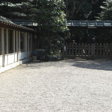 中門鳥居から拝殿の周りに設けられた木製の柵と門の様子です。