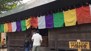 山門を過ぎてすぐ見えてくる建物です。