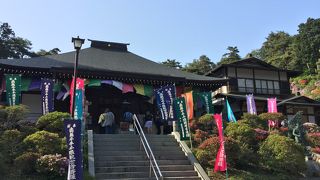 広場の奥にある大きな建物が護摩堂です。