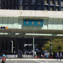 首都高速道路に橋の銘板があります