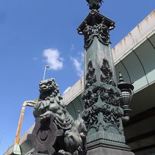 日本橋の欄干の燈柱手前の獅子像
