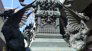 日本橋に行ったら翼のある麒麟像が背中合わせで欄干に鎮座しています。一見の価値があります!!