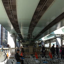 日本は祭りのセレモニーが橋の上で開催され準備中でした