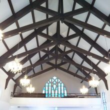 木組みの天井とステンドグラスが美しい！