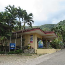 入口にある建物