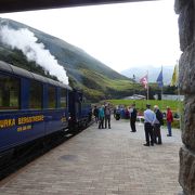 アルプスの難所峠を越えるフルカ山岳蒸気鉄道