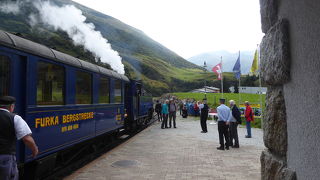 アルプスの難所峠を越えるフルカ山岳蒸気鉄道