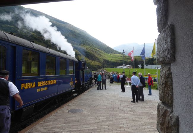 アルプスの難所峠を越えるフルカ山岳蒸気鉄道